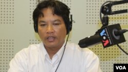 លោក​បណ្ឌិត សុខ ទូច សាកលវិទ្យា​ធិការ​នៃ​សាកល​វិទ្យាល័យ​ខេមរៈ​ នៅ​ក្នុង​បន្ទប់​ផ្សាយ​របស់ VOA នៅ​រាជធានី​ភ្នំពេញ​នៃ​ប្រទេស​កម្ពុជា ក្នុង​ពេល​លោក​ជា​វាគ្មិន​នៅ​កម្មវិធី Hello VOA នៅ​ថ្ងៃព្រហស្បតិ៍ ទី១៩ ខែមីនា ឆ្នាំ២០១៥។