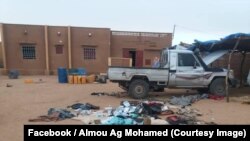 Un véhicule fouillé lors du passage de la force Barkhane à Ménaka, dans le nord-est du Mali, le 28 septembre 2018. (Facebook/ Almou Ag Mohamed)