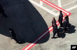 김영철 북한 노동당 부위원장과 북한 고위 관리들이 30일 미국 뉴욕 JFK 공항에 도착한 후 계류장을 걸어 나오고 있다.