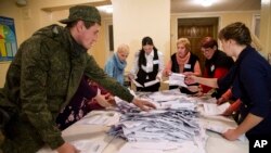 មន្ត្រី​រៀបចំ​ការ​បោះឆ្នោត​រាប់​សន្លឹក​ឆ្នោត​នៅ​ការិយាល័យ​បោះឆ្នោត​មួយ​កន្លែង​នៅ​ទី​ក្រុង ​Donetsk ភាគ​ខាង​កើត​ប្រទេស​អ៊ុយក្រែន​កាល​ពី​ថ្ងៃ​អាទិត្យ​ទី​២ ខែ​វិច្ឆិកា ឆ្នាំ​២០១៤។