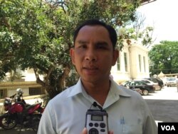 លោក អំ សំអាត អ្នកគ្រប់គ្រង​បច្ចេកទេស​ឃ្លាំ​មើល​ការ​រំលោភ​សិទ្ធិ​មនុស្ស​អង្គការ​លីកាដូ ថ្លែង​ប្រាប់​អ្នកសារព័ត៌មាន​ក្រោយ​ចេញពី​ស្តាប់​ការ​ប្រកាស​សាល​ដីកា​នៅ​សាលាឧទ្ធរណ៍ នាព្រឹក​ថ្ងៃទី​០២ ខែ​សីហា ឆ្នាំ២០១៦។ (កាន់ វិច្ឆិកា/VOA)