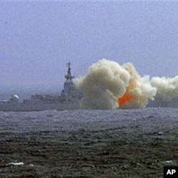 Xitoy butun Janubiy Xitoy dengizini o'ziga tegishli deb hisoblaydi. Suratda Xitoy harbiy dengiz floti dengizda raketa uchirishni mashq qilmoqda.