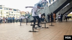 យុវជន​បង្ហាញ​សមត្ថភាព​លេងកីឡា​ក្តាររំអិល​របស់ខ្លួន​ នៅ​ពហុកីឡាដ្ឋានជាតិ​អូឡាំពិច​ កាលពី​ថ្ងៃទី៥​ ខែ​សីហា​ ឆ្នាំ​២០១៧។ (រ៉ាវី សុភារ័ត្ន/VOA)