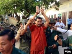 រូបឯកសារ៖ លោក មាជ សុវណ្ណារ៉ា ប្រធាន​នាយកដ្ឋាន​ព័ត៌មាន​នៃ​គណបក្ស​សង្គ្រោះ​ជាតិ អម​ដោយ​ប៉ូលិស ក្រោយពី​សាលា​ឧទ្ធរណ៍​បាន​បដិសេធ​សំណើ​សុំ​នៅ​ក្រៅ​ឃុំ​បណ្តោះ​អាសន្ន​របស់​លោក នៅ​ថ្ងៃសុក្រ ទី១២ ខែធ្នូ ឆ្នាំ២០១៤។