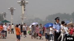 警察在天安门广场值勤