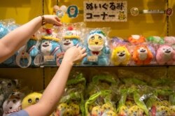 Boneka mainan dari keluarga Funassyi, maskot tidak resmi yang mewakili kota Funabashi, prefektur Chiba di toko suvenir bertema Funassyi di sebuah mal di Funabashi, pinggiran kota Tokyo, 13 Juli 2021. (AFP)