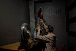 Rahmatullah Ezati, memutar ulang sebuah rol film di ruang proyektor Bioskop Ariana di Kabul, Afghanistan, Senin, 8 November 2021. (AP)
