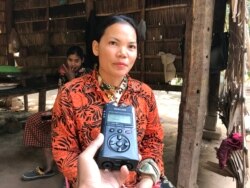 អ្នកស្រី ពេជ្រ សាលួន និយាយជាមួយវីអូអេ ក្នុងឃុំលាងដៃ ស្រុកអង្គរធំ ខេត្តសៀមរាប ថ្ងៃទី១៧ ខែមករា ឆ្នាំ២០២១។ (ហ៊ុល រស្មី/វីអូអេ)