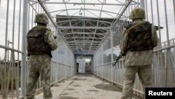 عکس آرشیف از یک گذرگاه مرزی میان اوزبیکستان و قرغیزستان