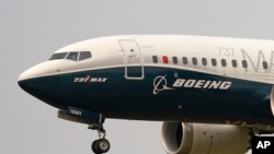 Pesawat Boeing 737 Max bersiap untuk mendarat di Seattle, AS, dalam uji coba penerbangan pada 30 September 2020. (Foto: AP/Elaine Thompson)