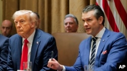 پیت هگست وزیر دفاع (راست) و دونالد ترمپ، رییس جمهور ایالات متحده