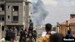 دود ناشی از یک حمله اسرائيل به منطقه‌ای در غزه - ۱۷ اردیبهشت