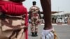 Des soldats tchadiens se préparent aux funérailles d'État du défunt président tchadien Idriss Deby Itno, à N'Djamena, le 23 avril 2021.