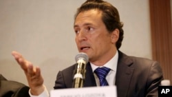 ARSIP - Emilio Lozoya, mantan kepala perusahaan minyak milik negara Meksiko, Pemex, melakukan konferensi pers di Mexico City, 17 Agustus 2017 (foto: AP Photo/Gustavo Martinez Contreras)