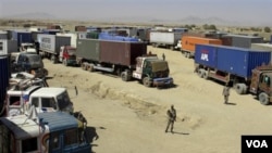 Pasukan penjaga perbatasan Pakistan berjaga-jaga di jalur perbatasan yang dipakai NATO untuk mengangkut persediaan ke Afghanistan.