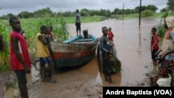 La route est coupée après la tempête qui a frappé le pays, à Manica, Mozambique, le 15 février 2017. (VOA/André Baptista)