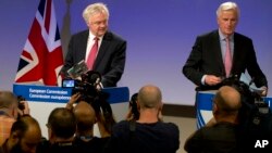 Pregovarač sa strane EU Mišel Barnije (levo) i pregovarač sa strane Britanije Dejvid Dejvis u Briselu