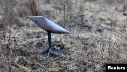 یک پایانه دریافت اینترنت ماهواره‌ای استارلینک در نزدیکی باخموت در شرق اوکراین