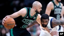 Derik Vajt (levo) i Kajri Irving (desno) u jednom od brojnih duela druge utakmice finala plej-ofa NBA lige (Foto: AP/Steven Senne)