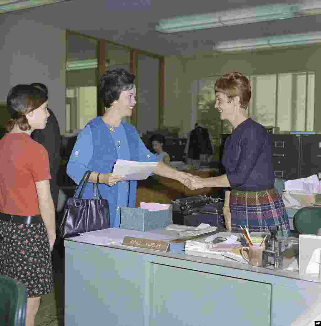 Shirley Temple Black, berjabat tangan dengan pendukung pencalonannya untuk Kongres, pada 1967 di California. 