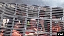 រូបឯកសារ៖ សកម្មជន​គណបក្ស​សង្គ្រោះជាតិ​ត្រូវ​នាំ​ចេញ​ទៅ​មន្ទីរ​ឃុំឃាំង​វិញ​បន្ទាប់​ពី​តុលាការ​លើក​ពេល​សវនាការ កាលពី​ខែ​សីហា ឆ្នាំ២០១៥។