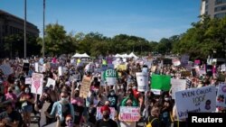 낙태 지지자들이 2일 워싱턴의 프리덤 프라자에서 낙태권 보장 촉구 집회를 열고 있다.