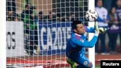 Le gardien du Paraguay Justo Villar dégage un pénalty tiré par Fernandinho du Brésil (non visible) lors d’un match de football des quarts de finale de la Copa America 2015 au stade municipal Alcaldesa Ester Roa Rebolledo, à Concepcion, Chili, 27 Juin 2015. REUTERS / Andres Stapff 
