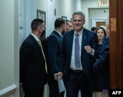 Ketua DPR AS Kevin McCarthy dari Partai Republik tampak semingrah setelah bertemu dengan pimpinan Minoritas DPR Hakeem Jeffries dari Partai Demokrat untuk menyepakati anggaran sementara, Washington DC, Sabtu, 30 September 2023. (Foto: Andrew Caballero-Reynolds/AFP)