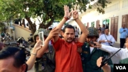 លោក មាជ សុវណ្ណារ៉ា ប្រធាន​នាយកដ្ឋាន​ព័ត៌មាន​នៃ​គណបក្ស​សង្គ្រោះ​ជាតិ អម​ដោយ​ប៉ូលិស ក្រោយពី​សាលា​ឧទ្ធរណ៍​បាន​បដិសេធ​សំណើ​សុំ​នៅ​ក្រៅ​ឃុំ​បណ្តោះ​អាសន្ន​របស់​លោក នៅ​ថ្ងៃសុក្រ ទី១២ ខែធ្នូ ឆ្នាំ២០១៤។