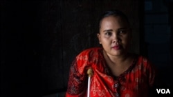 Rasminah dan dua korban kawin anak berhasil memperjuangkan kenaikan batas usia kawin anak perempuan menjadi 19 tahun dari 16 tahun untuk mencegah kawin anak. (Foto: VOA)