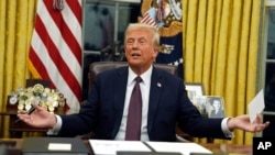 Президент Дональд Трамп в Овальном кабинете Белого дома в понедельник, 20 января 2025 года (Фото AP/Эван Вуччи)