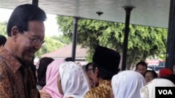 Sultan Hamengkubowono X menerima jabat tangan dari para anggota masyarakat yang menghadiri acara Syawalan di Kraton Yogyakarta, Senin (5/9).