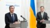 Menteri Luar Negeri Ukraina Dmytro Kuleba, kanan, dan Menteri Luar Negeri AS Antony Blinken mengadakan konferensi pers bersama di Kyiv, Ukraina, Rabu, 15 Mei 2024. (Foto: AP)