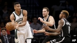Giannis Antetokounmpo, à gauche, Barclays Center, New York, le 13 mars 2016.