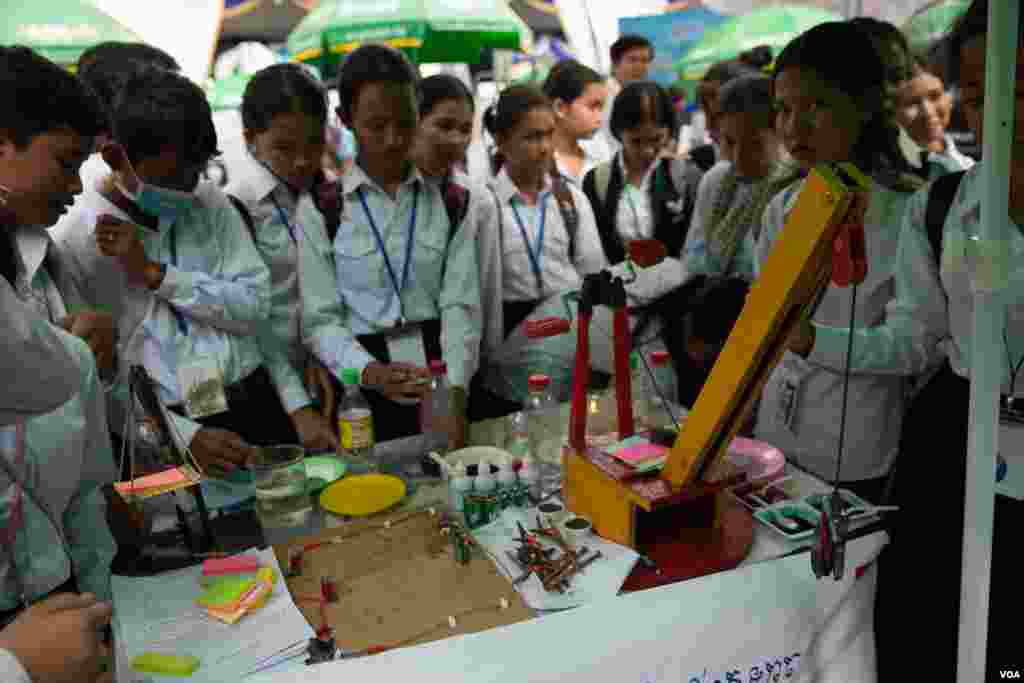 យុវសិស្ស​វិទ្យាល័យ​ចូល​មើល​ស្តង់​វិទ្យាសាស្ត្រ​នៅ​ក្នុង​មហោស្រពជាតិ​ស្តី​ពីវិទ្យាសាស្រ្ត​ និង​​វិស្វកម្ម​លើកទី​៥​ឆ្នាំ​២០១៩​ កាលពី​ថ្ងៃទី​២១ ខែកុម្ភៈ ឆ្នាំ២០១៩​ នៅពហុ​កីឡាដ្ឋាន​អូឡាំពិក​ រាជធានីភ្នំពេញ ប្រទេស​កម្ពុជា។ (ទុំ ម្លិះ/VOA)