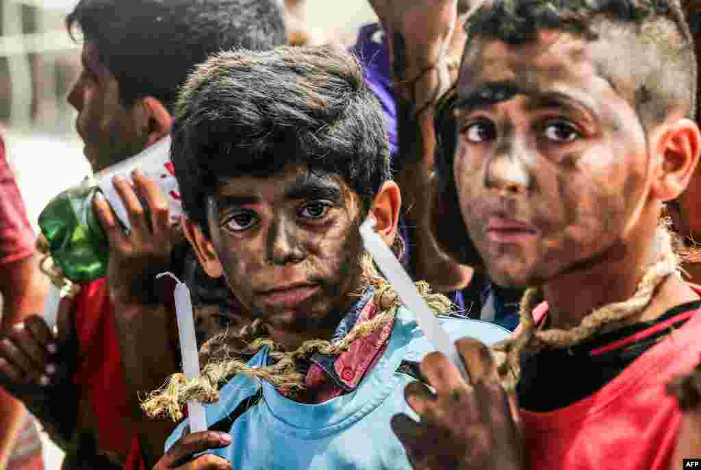 កុមារ​ជនជាតិ​ប៉ាឡេស្ទីន​ធ្វើ​ការ​តវ៉ា​ប្រឆាំង​​នឹង​ការរារាំង​របស់​អ៊ីស្រាអែល​​ ដោយ​មាន​ទៀន​​នៅ​​តំបន់​ព្រំដែន Erez ​រវាង​អ៊ីស្រាអែល​​និង​ហ្គាហ្សា​។