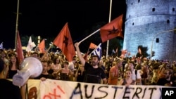 Sergei Bobkov mengoleskan&nbsp;<em>Siberian cedar nut</em> <em>oil</em> ke patung kucing Pallas sebesar ukuran asli kucing tersebut, yang dia buat dari sedikitnya 700 ribu keping serutan kayu cedar Siberia selama lebih dari empat tahun.&nbsp;