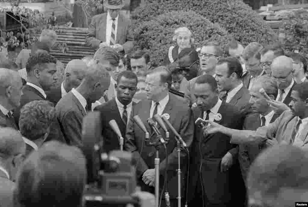 ក្រុម​មេដឹកនាំ​សិទ្ធិ​ពលរដ្ឋ ដែល​រួម​មាន​ទាំង​លោក John&nbsp;Lewis និង​លោក Martin&nbsp;Luther&nbsp;King&nbsp;Jr. ថ្លែង​ទៅ​កាន់​អ្នក​កាសែត​ បន្ទាប់​ពី​ជួប​ជាមួយ​នឹង​លោក​ប្រធានាធិបតី John&nbsp;F. Kennedy ថ្ងៃ​ទី ២៨ ខែសីហា ឆ្នាំ​១៩៦៣។