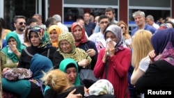 Les proches des victimes des attentats suicides à l'aéroport Ataturk d'Istanbul du 28 juin, le 29 Juin 2016.