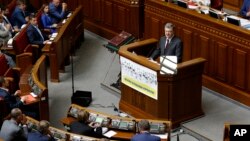 Presiden Ukraina Petro Poroshenko memberikan penjelasan kepada anggota parlemen di Kyiv, Ukraina hari Selasa (6/9). 