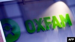 Le logo d'Oxfam dans une bibliothèque à Glasgow, Ecosse, le 10 février 2018.