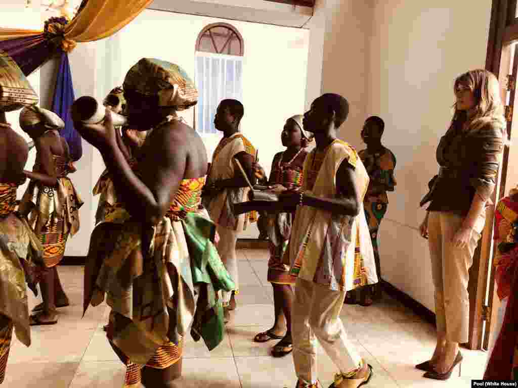 US First lady Melania Trump arrives at Emintsimadze Palace on the Cape Coast of Ghana, Oct. 3, 2018. 