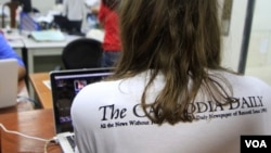 Staff working on their last day at the Cambodia Daily, Phnom Penh, Cambodia, September 3, 2017. (Hean Socheata/VOA Khmer)