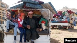 Syrian refugees prepare to return to Syria from the Lebanese border town of Arsal, Lebanon, June 28, 2018. 