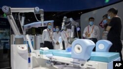 6일 중국 베이징에서 열린 무역박람회에 수술용 의료장비가 전시됐다.
