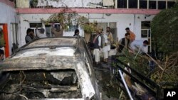 지난 8월 아프가니스탄 카불 주민들이 미군 드론 공습 현장을 살피고 있다. (자료사진)