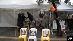 একটি পোস্টারে নিহত পণবন্দি ওদেদ লিফশত্জি (বামে), আরিয়েল বিবাস ( মাঝখানে) এবং কফরি বিবাস(ডানে) দেখা যাচ্ছে। তাদের মরদেহ গাজা ভুখন্ত থেকে মুক্ত করা হয়। জেরুজালেম, ২১ ফেব্রুয়ারি, ২০২৫।