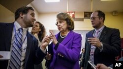 លោកស្រី Diane Feinstein ​ប្រធាន​គណៈកម្មាការ​ព្រឹទ្ធសភា​ទទួល​បន្ទុក​​ខាង​ស៊ើប​ការណ៍​សម្ងាត់ ត្រូវ​បាន​ចោម​រោម​ដោយ​អ្នក​យក​ព័ត៌មាន​នៅ​ក្នុង​ទីក្រុង​ Washington ខណៈ​ពេល​ដែល​លោក​ស្រី​អញ្ជើញ​មក​ដល់​ក្នុង​ការ​បញ្ចេញ​របាយការណ៍​ស្តី​ពី​បច្ចេកទេស​នៃ​ការ​សួរ​ចម្លើយ​ដ៏​អាក្រក់​របស់​ទីភ្នាក់​ងារ​ស៊ើប​ការ​សម្ងាត់​នៅ​ឯ​កន្លែង​សម្ងាត់​ក្រៅ​ប្រទេស ​កាល​ពី​ថ្ងៃ​អង្គារ៍ ទី​៩​ ខែ​ធ្នូ ឆ្នាំ​២០១៤។