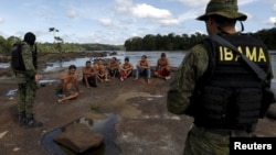 Arrestation d'orpailleurs par des agents de l'agence environnementale du Brésil sur la rivière Uraricoera lors d'une opération contre l'extraction illégale d'or sur des terres indigènes dans l'État de Roraima, Brésil, 16 avril 2016.