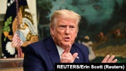 Presiden AS, Washington, AS Donald Trump berbicara kepada wartawan setelah dia berpartisipasi dalam telekonferensi video Thanksgiving dengan anggota pasukan militer. (Foto: Reuters/Erin Scott)